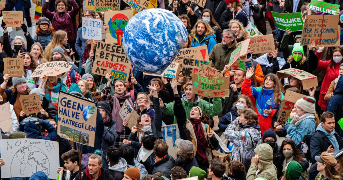 Protestborden maken in Paradiso, Amsterdam